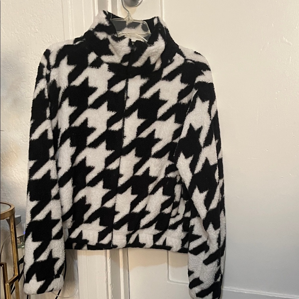 Stylish Black and White Houndstooth Women's Sweater